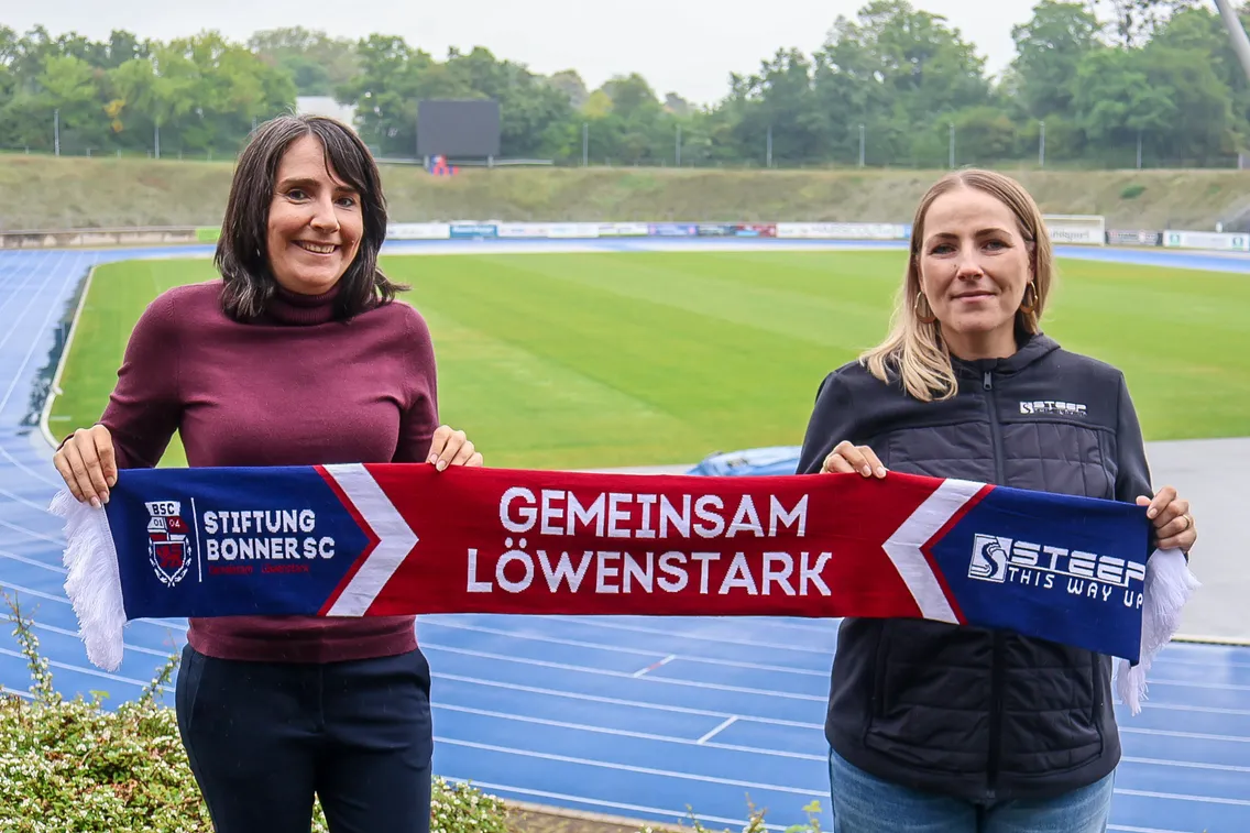 Foto zum Newsartikel Gemeinsam löwenstark: Stiftungsschal zum Stiftungsspieltag 