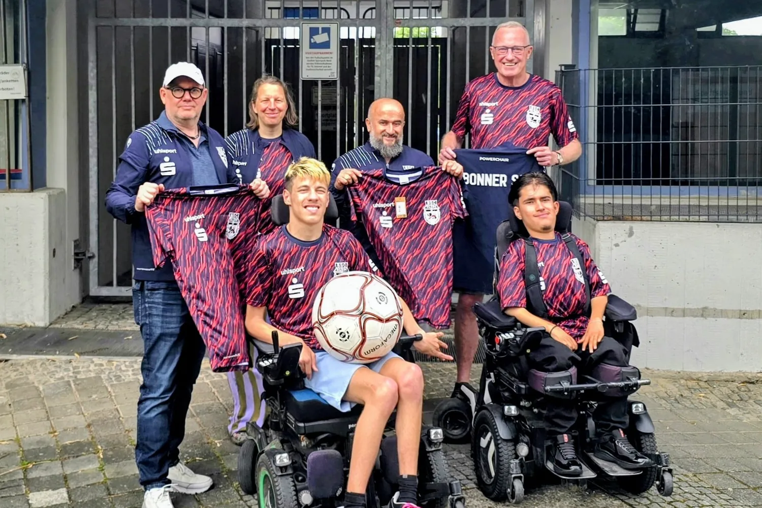 Neue Trikots und Trainingsjacken für Powerchair-Footballer