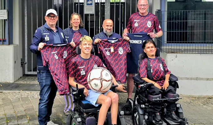 Neue Trikots und Trainingsjacken für Powerchair-Footballer