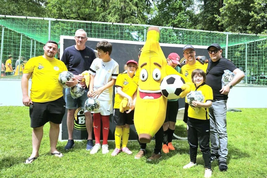 Foto zum Newsartikel Fußbälle für Team Bananenflanke