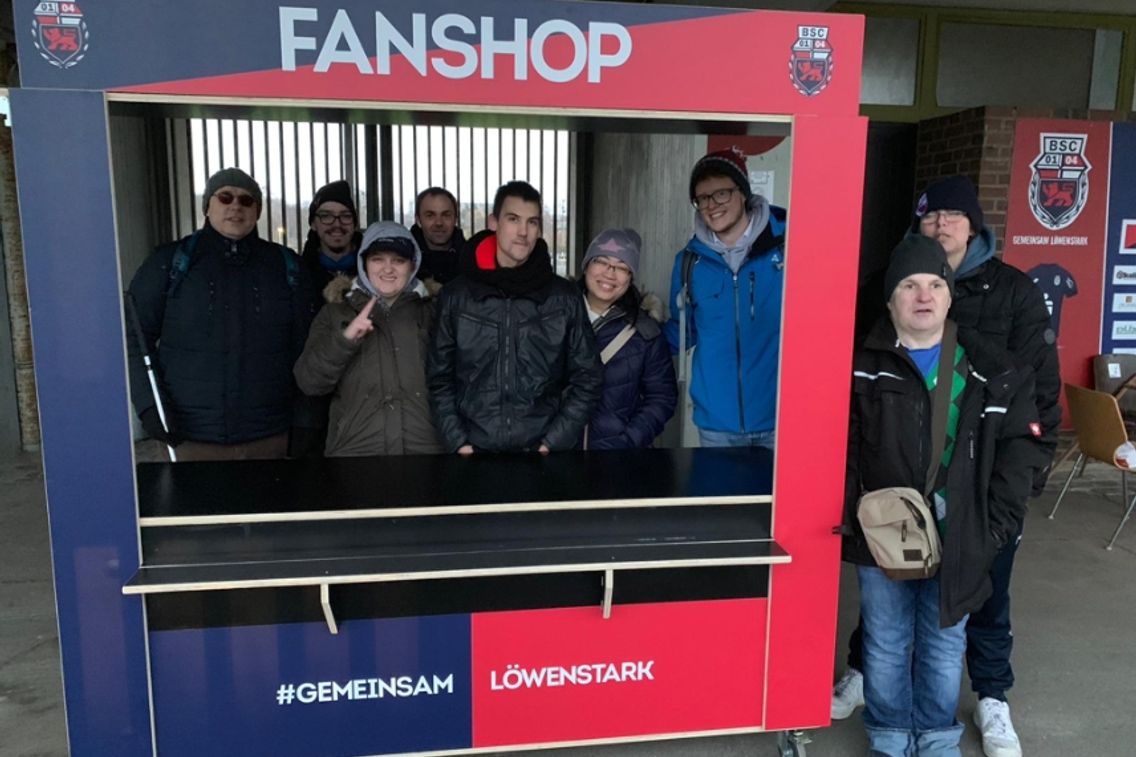 Foto zum Newsartikel Team AM: Fanartikelstand wird finalisiert und in Betrieb genommen