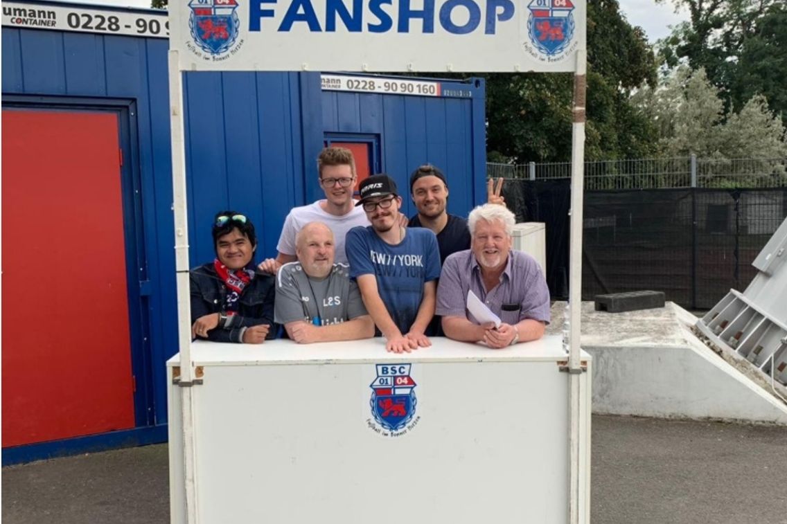 Foto zum Newsartikel Team AM: Fanrtikelstand für die Gegengerade!