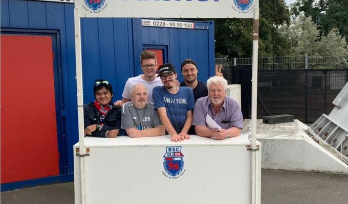 Team AM: Fanrtikelstand für die Gegengerade!