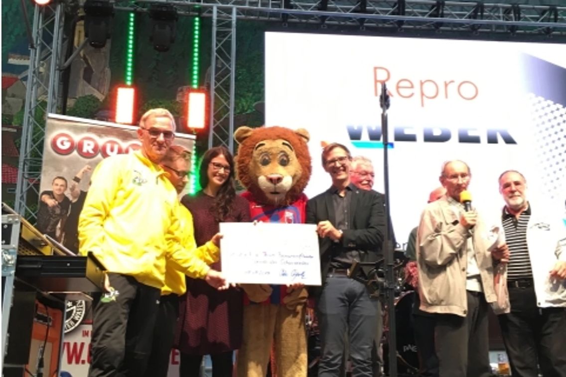 Foto zum Newsartikel Scheckübergabe an "Team Bananenflanke" und "Ausbildung statt Abschiebung AsA"