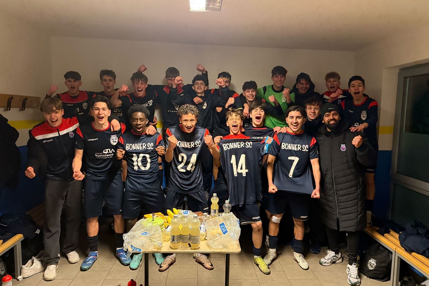 U17 erobert Tabellenspitze dank Comeback-Sieg